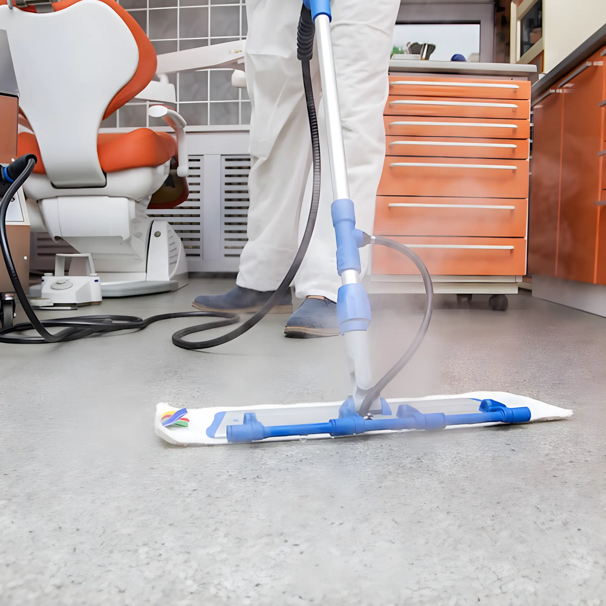 Limpieza con vapor en clínica dental moderna.